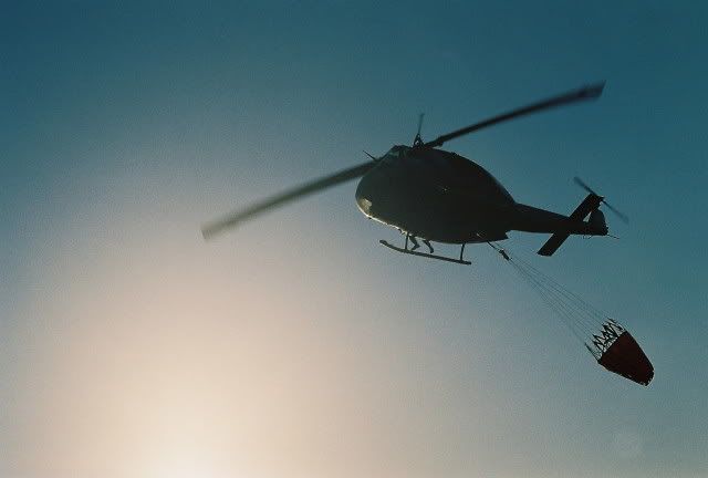 Helicopter carrying seawater to the fires