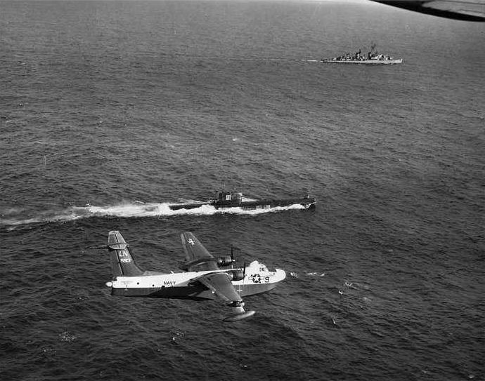 P5M_VP-45_and_DD-835_with_Foxtrot_sub_at_Cuban_Missile_Crisis_1962_zps99387880.jpg