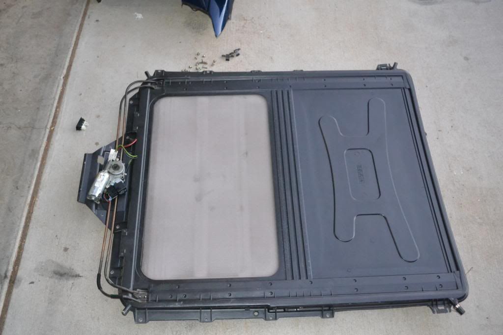 E36 coupe Sunroof cassette. Complete with motor and all hardware to bolt up