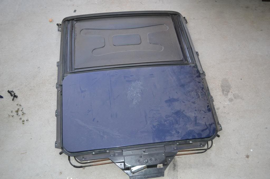 E36 coupe Sunroof cassette. Complete with motor and all hardware to bolt up