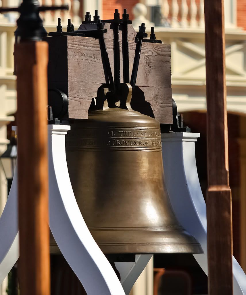 IMAGE: http://i8.photobucket.com/albums/a13/stevesmithjr/wdw2008/3.jpg