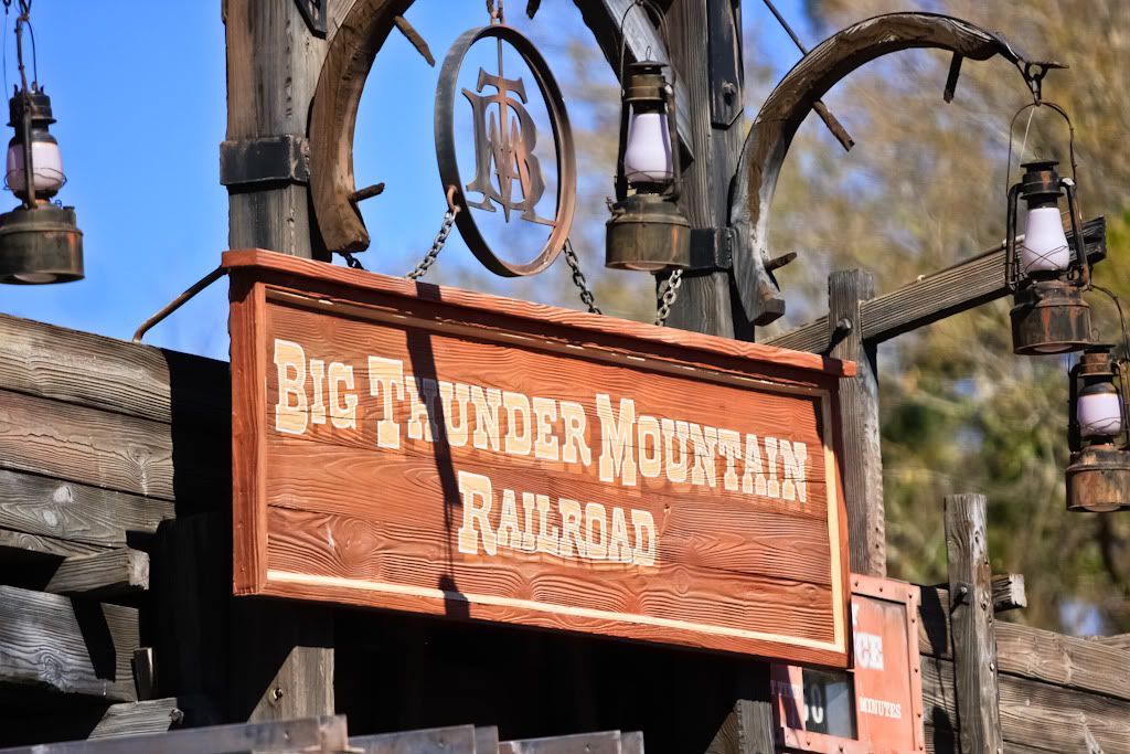 IMAGE: http://i8.photobucket.com/albums/a13/stevesmithjr/wdw2008/5.jpg