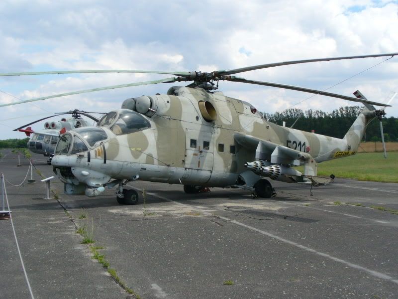 800px-Mi-24D_Hind_Attack_Helicopter.jpg