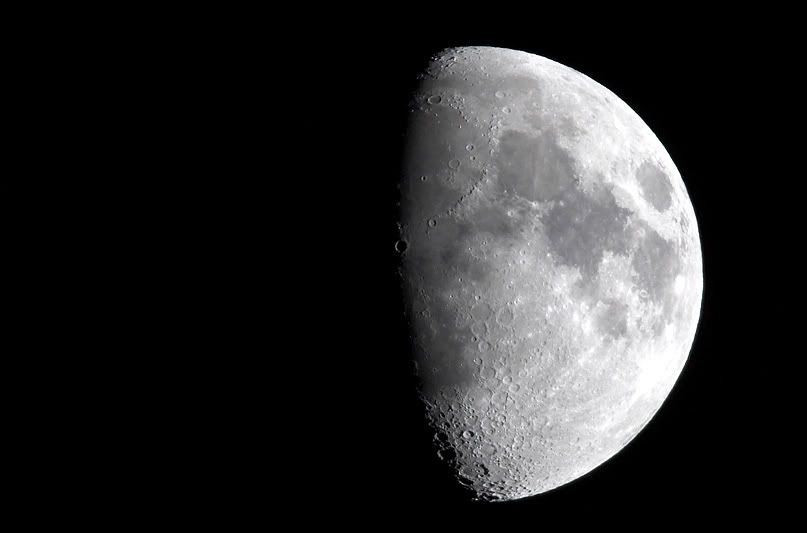 IMAGE: http://i8.photobucket.com/albums/a20/juz13/Moon/700mm.jpg