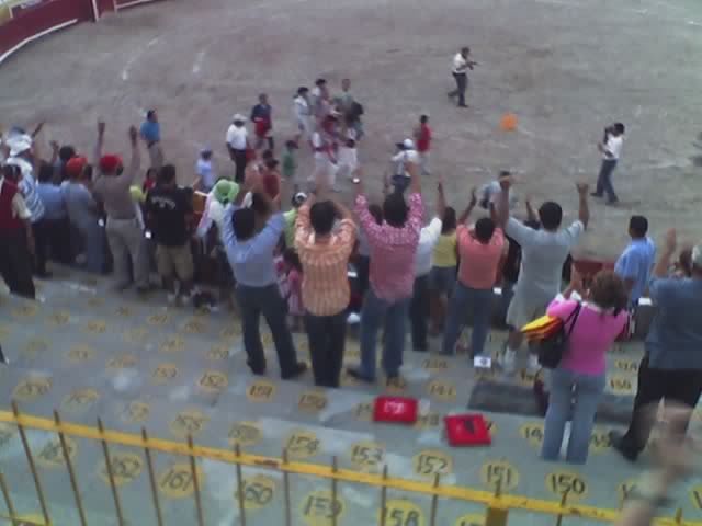 en hombros trinfantes