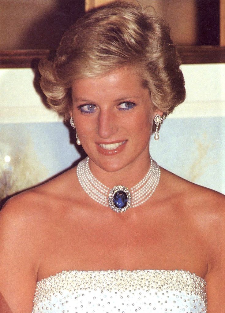  photo CHOKER SAPHIR BROOCH S7 RANGS PEARLS - 19900507 - a banquet during her official visit to Hungary - 3_zpspacgnuky.jpg