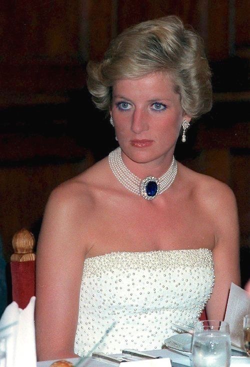  photo CHOKER SAPHIR BROOCH S7 RANGS PEARLS - 19900507 - a banquet during her official visit to Hungary - 4_zpsvwfe47hl.jpg