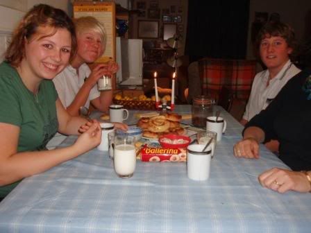 http://i8.photobucket.com/albums/a40/dadpad/Annas%20deb/swedishnationalday021.jpg