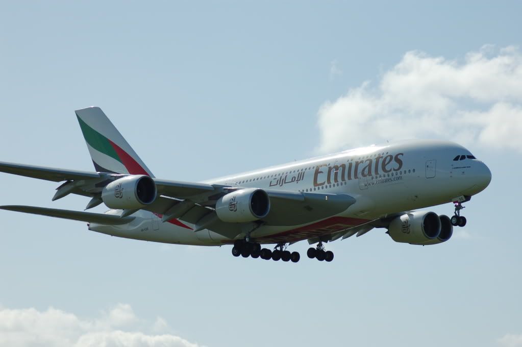 http://i8.photobucket.com/albums/a40/dantaylor2005/AirbusA380030-1.jpg