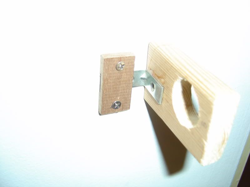 Making your retractable Projector Screen more stable