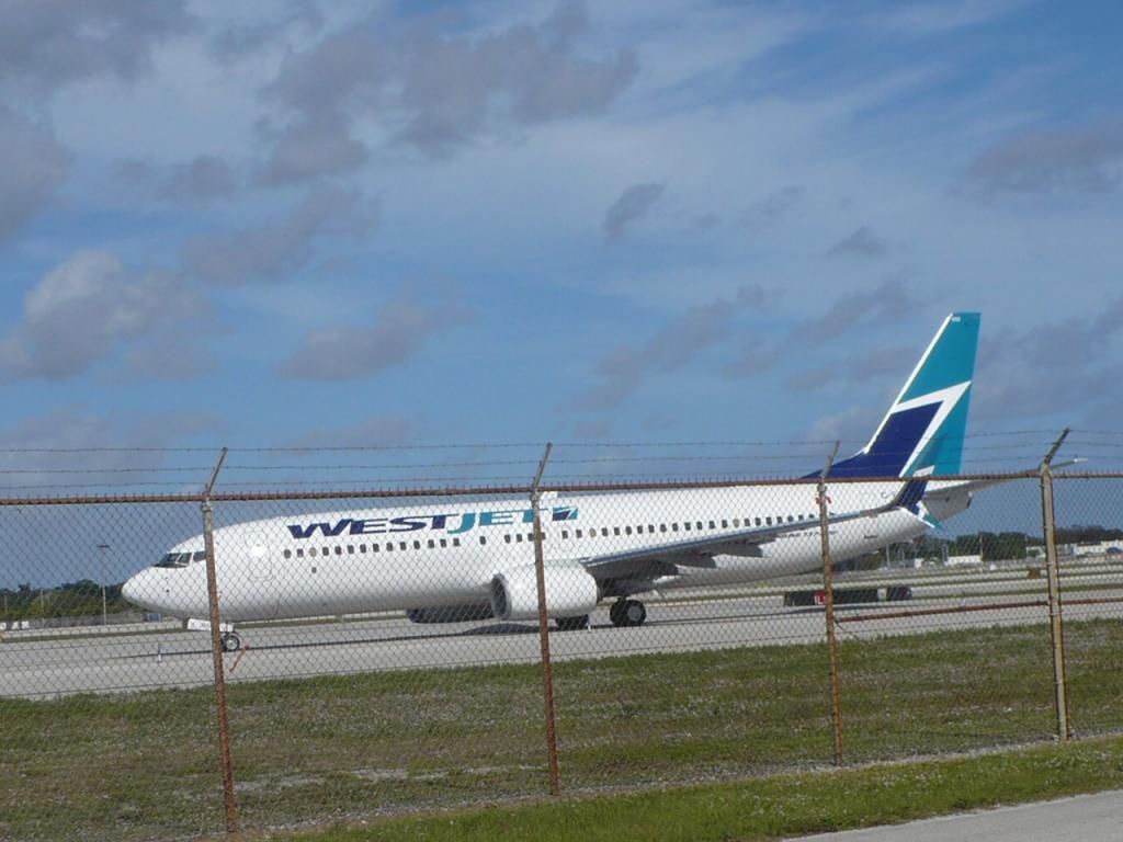  photo WestJet738C-FLSXFlt1233FLL-YYZ120614-1_zps3e38a767.jpg